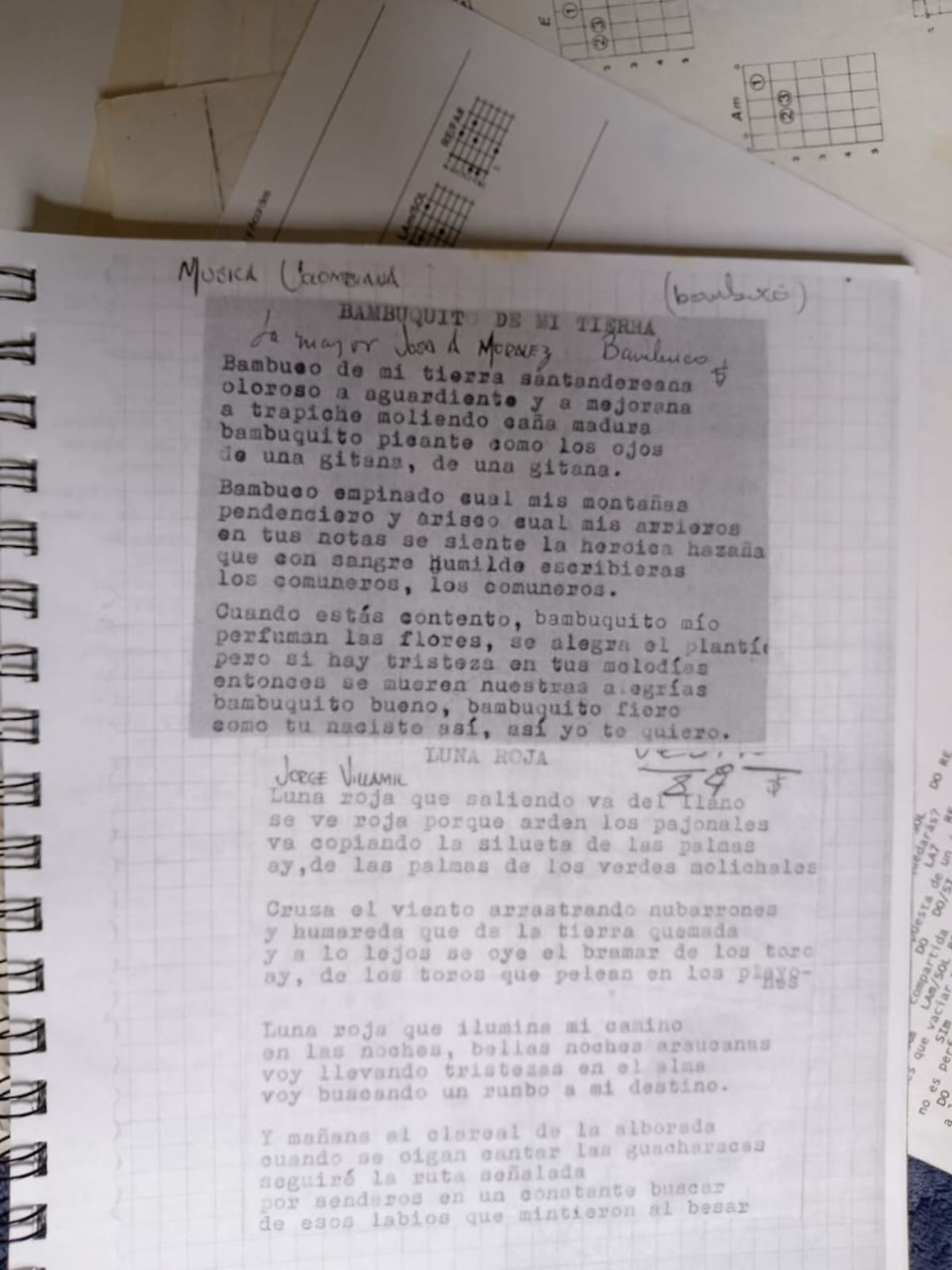 El viejo cancionero que tenía cuando era niño. Allí se ven las letras mecanografiadas. Foto suministrada/VANGUARDIA