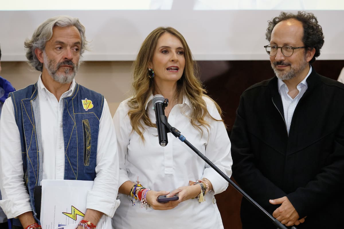La candidata a la Presidencia de Colombia, Paloma Valencia (c), junto al candidato a la vicepresidencia, Juan Daniel Oviedo (i), habla luego de los resultados electorales este domingo, en Bogotá (Colombia). EFE/ Carlos Ortega
