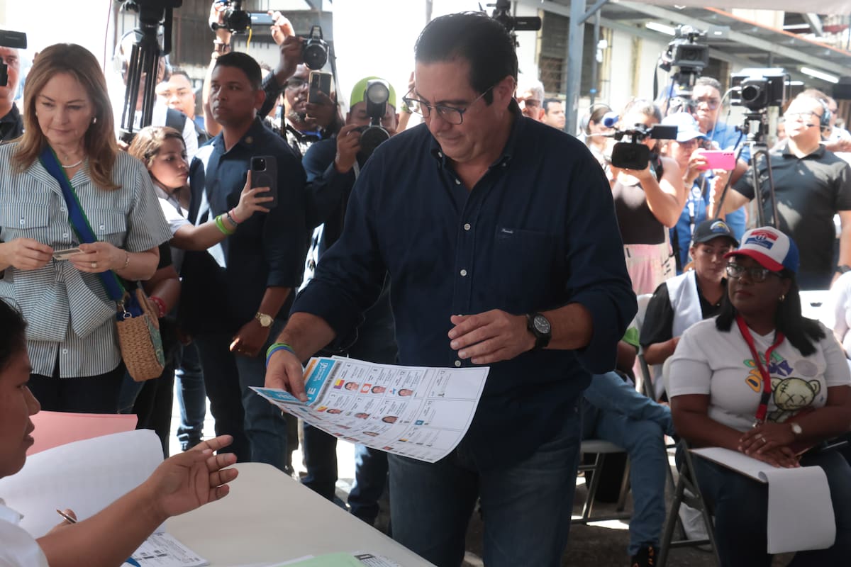 El candidato a la presidencia de Panamá Martín Torrijos llega a votar este domingo, en Ciudad de Panamá (Panamá).