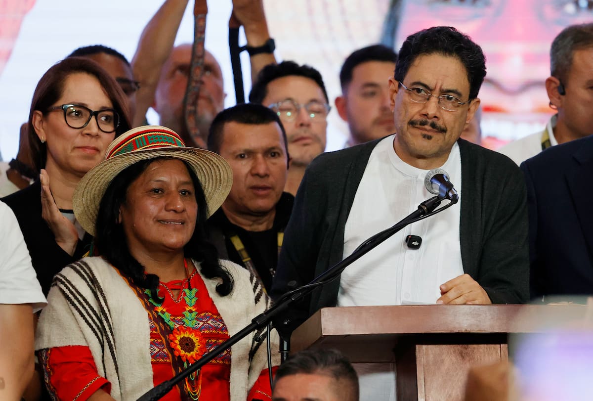 El candidato a la Presidencia de Colombia Iván Cépeda (d), habla junto a la candidata a la vicepresidencia, Aida Quilcué, durante una rueda de prensa tras conocerse los resultados electorales, este domingo en Bogotá (Colombia). EFE/ Mauricio Dueñas Castañeda