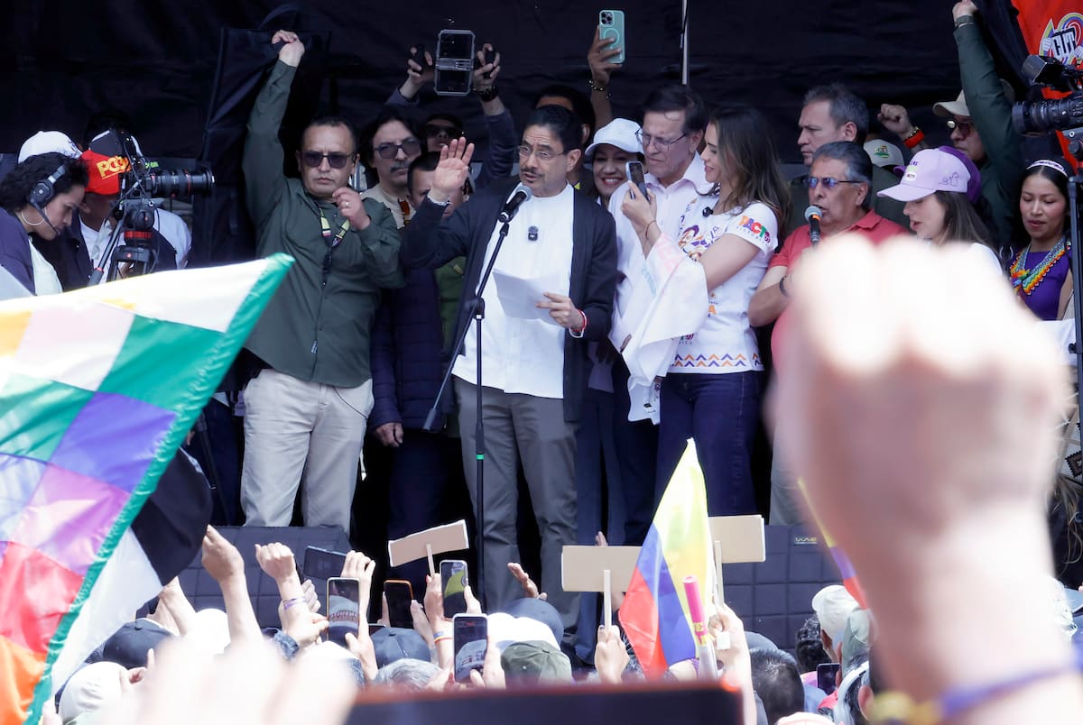 AME8567. BOGOTÁ (COLOMBIA), 01/05/2026.- El candidato presidencial de izquierdas, Iván Cepeda (c-i), habla durante la conmemoración del Día del Trabajo este viernes, en la Plaza de Bolívar en Bogotá (Colombia). Cepeda convirtió el Trabajo en un acto de campaña, al reivindicar los logros del Gobierno de Gustavo Petro y pedir el voto para asegurar la continuidad del proyecto progresista en Colombia en las elecciones del próximo 31 de mayo. EFE/ Mauricio Dueñas Castañeda