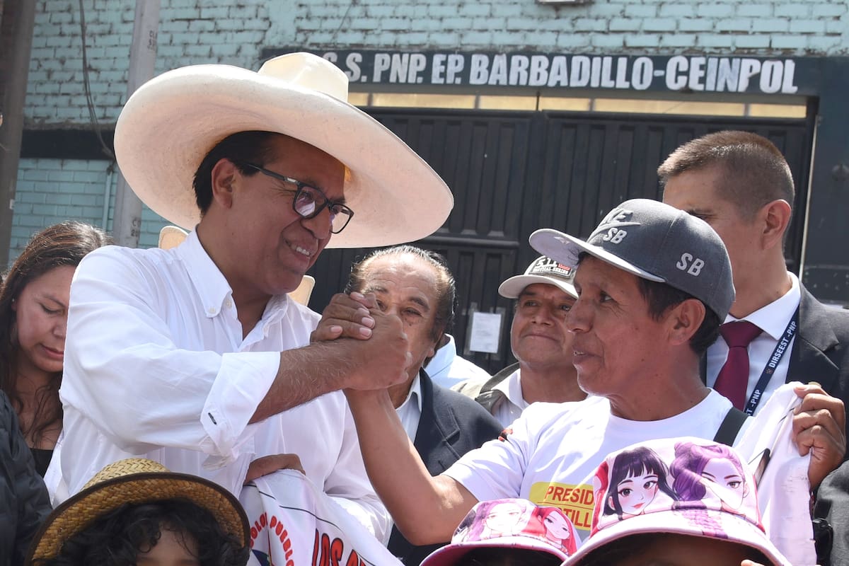 El candidato a la Presidencia por el partido Juntos por el Perú (JP), el izquierdista Roberto Sánchez, saluda a un hombre frente al Penal de Barbadillo este domingo, en Lima (Perú). EFE/ Germán Falcón