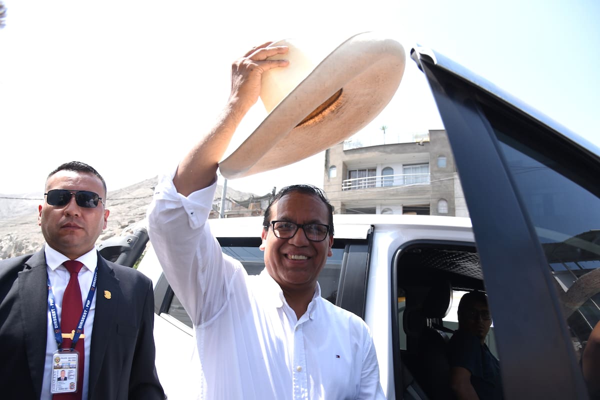 El candidato a la Presidencia por el partido Juntos por el Perú (JP), el izquierdista Roberto Sánchez, saluda frente al Penal de Barbadillo este domingo, en Lima (Perú). EFE/ Germán Falcón