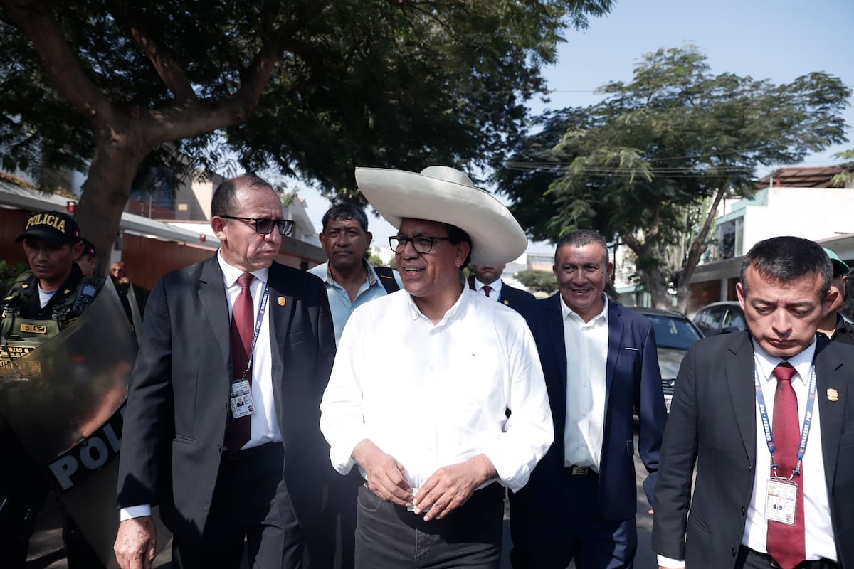El candidato a la Presidencia por el partido Juntos por el Perú (JP), el izquierdista Roberto Sánchez, reacciona a su llegada para votar en Lima (Perú). EFE/ Sebastián Blanco Salazar