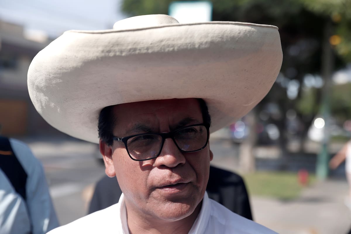 El candidato a la Presidencia por el partido Juntos por el Perú (JP), el izquierdista Roberto Sánchez, reacciona a su llegada para votar, en Lima (Perú). EFE/ Sebastián Blanco Salazar
