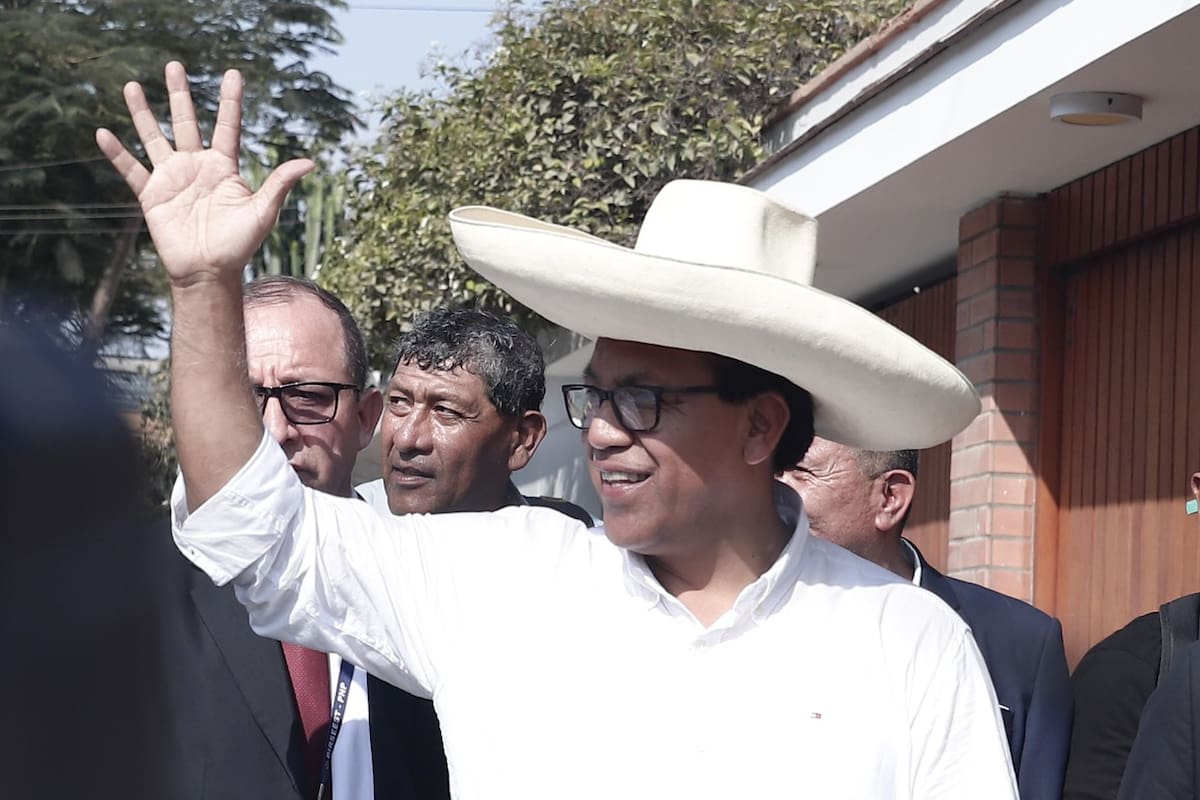 El candidato a la Presidencia por el partido Juntos por el Perú (JP), el izquierdista Roberto Sánchez, saluda a su llegada para votar en Lima (Perú). EFE/ Sebastián Blanco Salazar