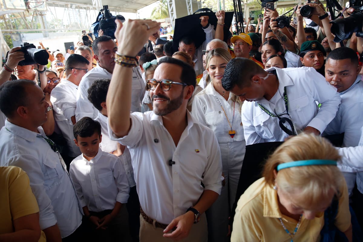 El candidato presidencial del movimiento Defensores de la Patria, Abelardo de la Espriella (c), vota este domingo en Barranquilla (Colombia). De la Espriella, que en las encuestas de intención de voto aparece en segundo lugar, acudió a votar al colegio La Enseñanza rodeado de una nube de guardaespaldas y seguidores que coreaban "sí se puede, sí se puede", y antes de depositar su papeleta levantó los puños en señal de fuerza. EFE/ Ernesto Guzmán Jr.