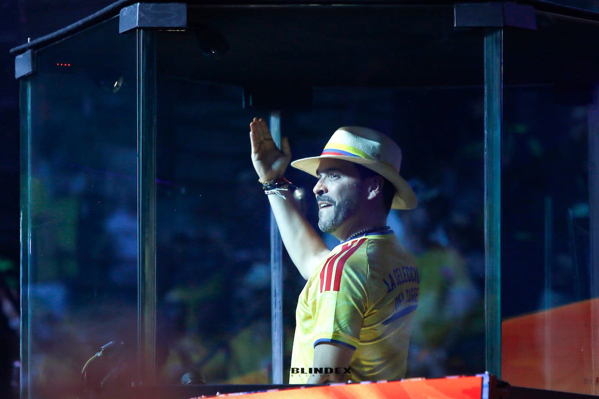 El candidato a la residencia de Colombia Abelardo de la Espriella pronuncia su discurso de cierre de campaña este domingo, en Medellín (Colombia). Los tres principales candidatos a la Presidencia de Colombia cerraron sus campañas con multitudinarios mítines en los que buscaron convencer a los indecisos de votar por ellos el próximo domingo 31 de mayo, día de la primera vuelta de las elecciones para suceder al actual mandatario, Gustavo Petro. EFE/ STR