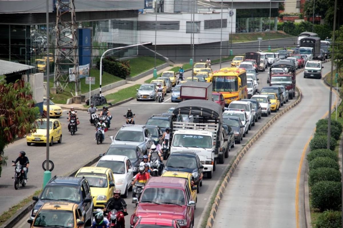 Cada vez es más frecuente ver escenas como esta en Bucaramanga y su área metropolitana. La falta de vías, la obsoleta red semafórica y la insistencia de algunos conductores en invadir el espacio público son solo algunas de las causas de la congestión vehicular que hay en gran parte de la ciudad. (Foto: Archivo / VANGUARDIA LIBERAL)