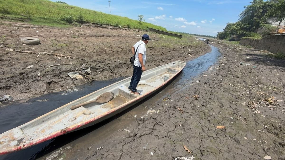El bajo nivel del agua en el Caño Cardales dificulta el tránsito de canoas y chalupas hacia el mercado pesquero de Barrancabermeja, afectando la actividad comercial y el transporte de productos provenientes del río Magdalena.
Suministrada/Vanguardia