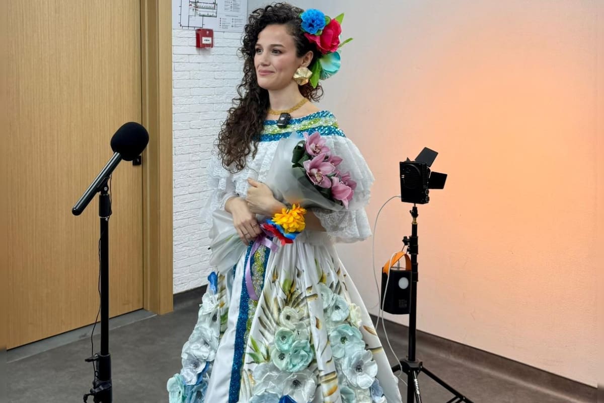 Giselle Bonilla Pedraza, odontóloga y egresada de la Maestría en Pedagogía de la UIS, es la primera colombiana clasificada a la final del concurso internacional de canto 'Camino a Yalta', que se celebra en Moscú.