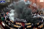 Video: Caos en Parlamento de Serbia; varios heridos por bombas de humo y bengalas