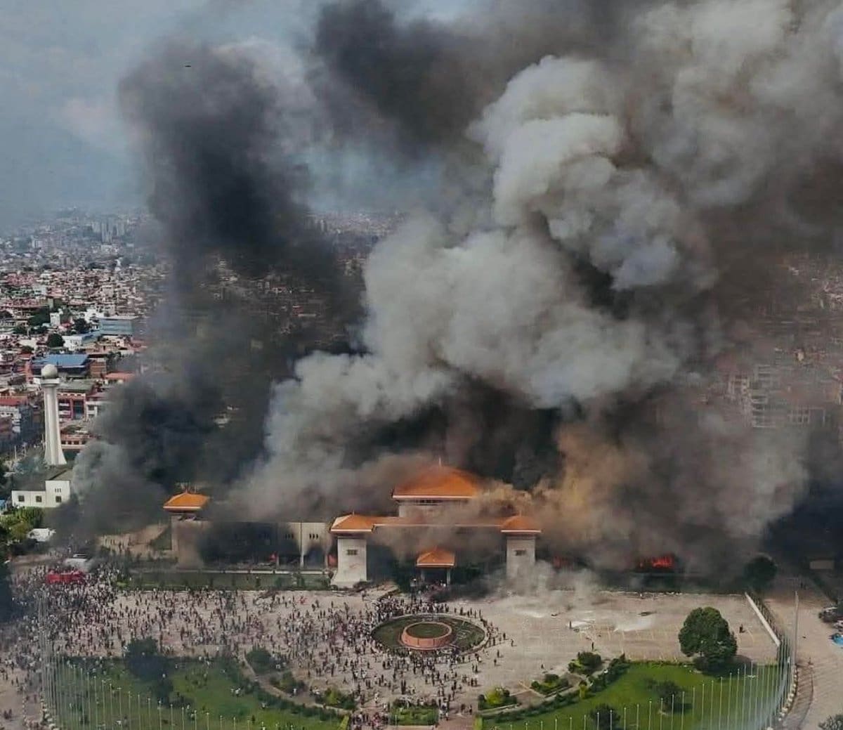 Caos en Nepal: Manifestantes entraron de manera violenta a la residencia del exprimer ministro Sher Bahadur Deuba y su esposa, la exministra de Asuntos Exteriores, Arzu Rana Deuba. La mujer murió quemada