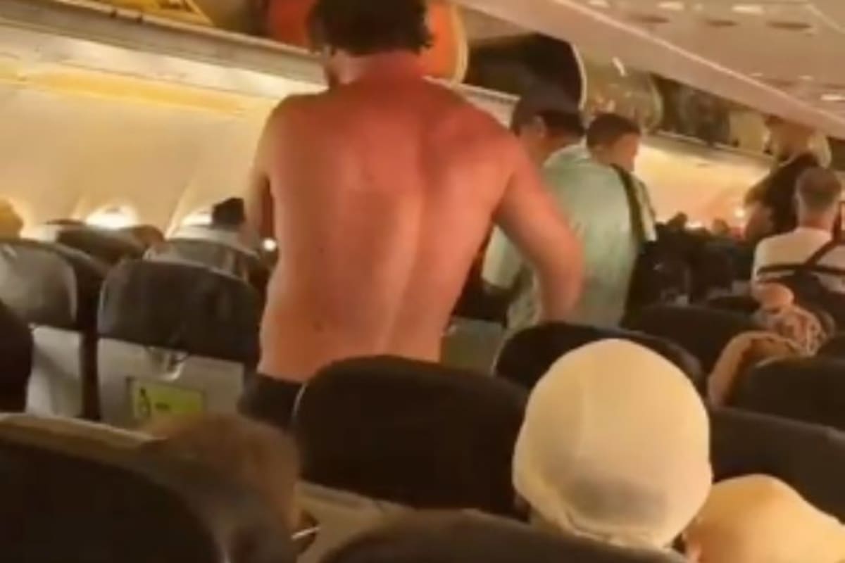 Caos en pleno vuelo: pasajero descontrolado intentó abrir la puerta.