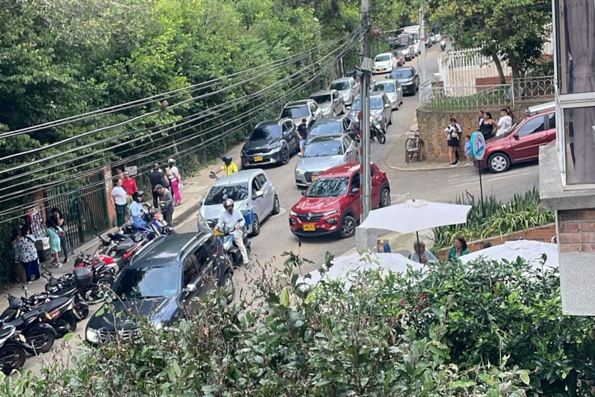 En Terrazas, sobre la carrera 44, se reporta caos vehicular a diario debido a los problemas originados por el parqueo en sitios prohibidos. (Suministrada / VANGUARDIA)