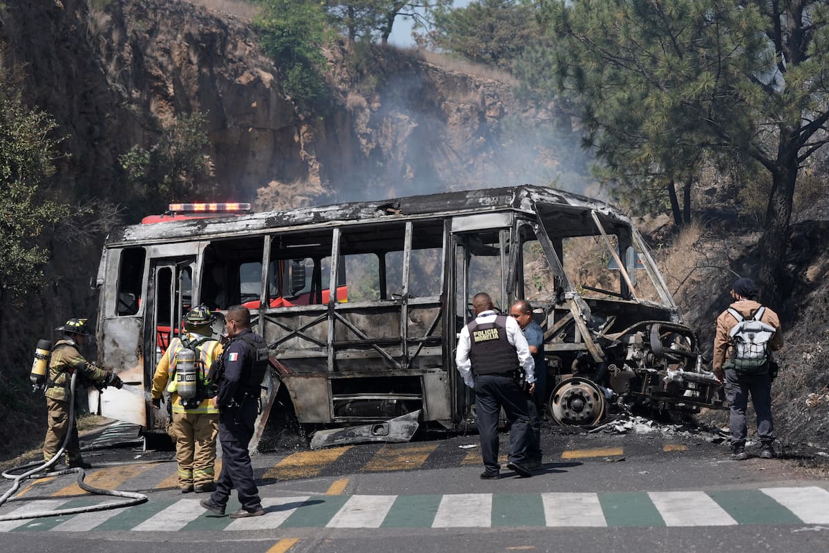 Bomberos e integrantes de la policía de Morelia trabajan en la zona donde fue incendiado un autobús por presuntos integrantes del crimen organizado este domingo, tras el abatimiento de Nemesio Oseguera Cervantes, alias El Mencho, líder del Cártel Jalisco Nueva Generación (CJNG), en Morelia (México). EFE/ Iván Villanueva
