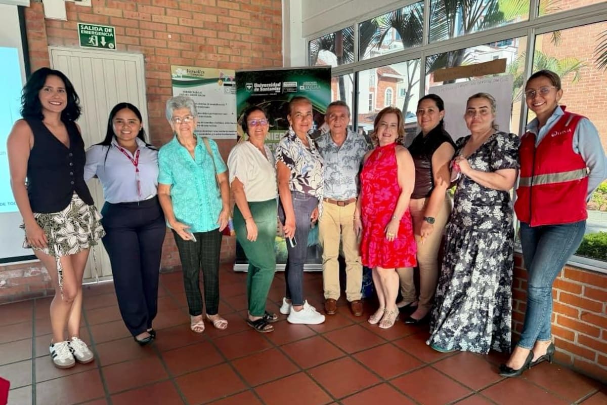 Viviana Barbosa, Isabel Amaya, Elva Luz Reyes, Elvia Sandoval, Sergio Angulo Prada, Ana Milena Jaimes, Diana Manrique, Mayerly Castro; Alexandra Uribe, coordinadora Comercial de Veolia; y Jenifer Geraldine Ramírez, gestor Comercial de Veolia. Suministrada / VANGUARDIA