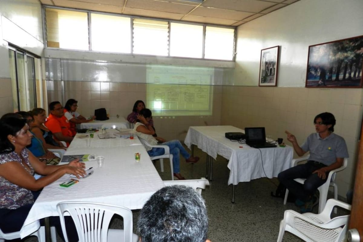 Aspecto de la reunión de brigadistas realizada en el Hospital Manuela Beltrán del Socorro, apoyada por la Defensa Civil. (Foto: Luis Fernando Martínez V./VANGUARDIA LIBERAL)