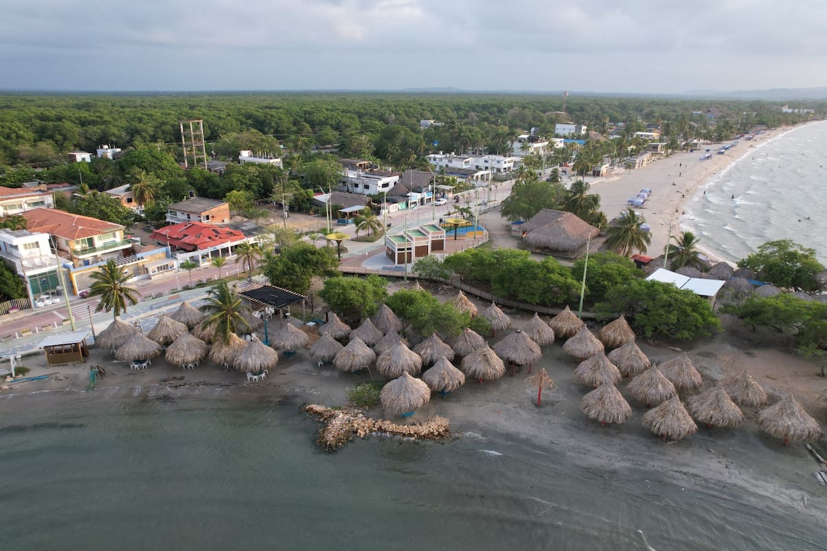 Por las aguas de Coveñas se mueve mucho más que turismo. Petróleo, comercio, miles de pasajeros y cientos de embarcaciones hacen de esta zona un punto estratégico del Caribe colombiano.
