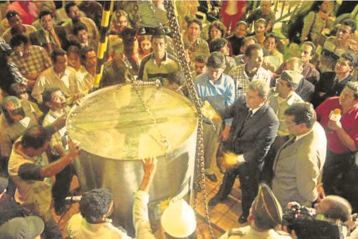 El alcalde de la época, Luis Fernando Cote Peña, fue el encargado de presidir los actos de instalación de la urna milenaria, en el sector de la Puerta del Sol. (Archivo / VANGUARDIA)