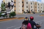 Cayó de un tercer piso al supuestamente escapar del esposo de su amante: el video se viralizó