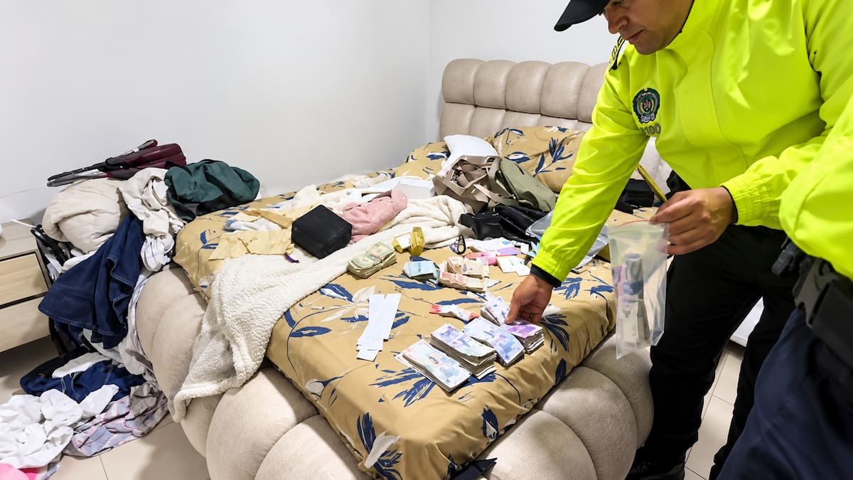 Entre lo hallado en la vivienda había también cuadernos con apuntes manuscritos, todavía bajo análisis forense, y dinero en efectivo tanto en pesos colombianos como en dólares.
