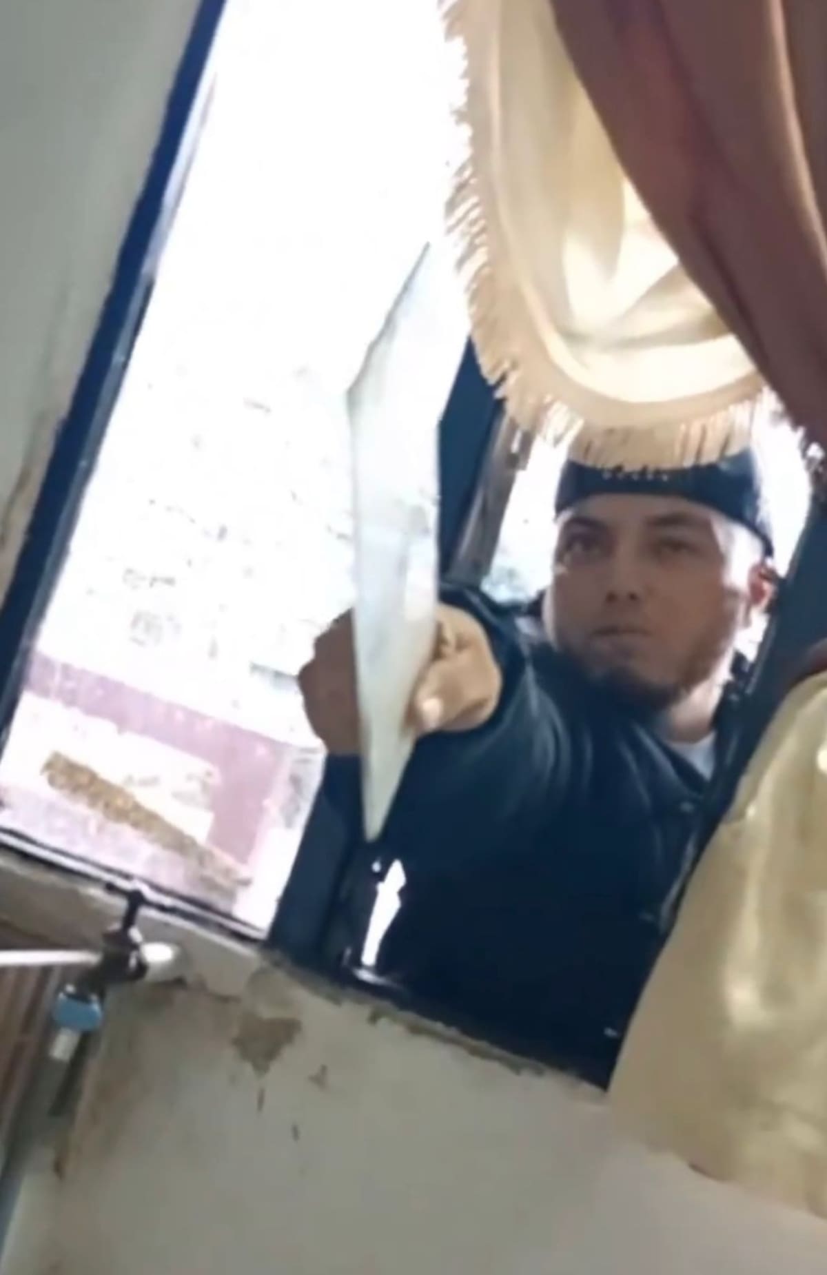 El hombre fue capturado por las autoridades tras la viralización de varios videos en los que amenazaba a su expareja dentro de una vivienda del barrio Popular 1, en Medellín.
Foto tomada de: Pantallazo de video de redes