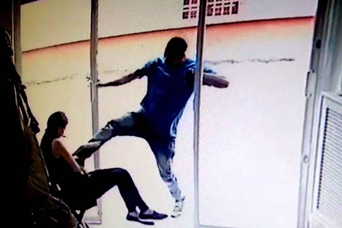 Este es el instante en que hombre capturado agrede a la comerciante y quedó grabado en una cámara de vigilancia del lugar. (Foto: Suministrada / VANGUARDIA LIBERAL)
