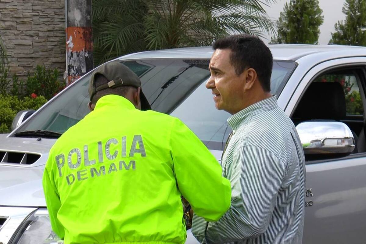 Este es el momento en que Pablo Emilio Murillo fue capturado por la Sijín de la Policía en el barrio El Recreo. Allí las autoridades le leyeron sus derechos para luego ser conducido al palacio de justicia. (Foto: Suministrada/VANGUARDIA LIBERAL)