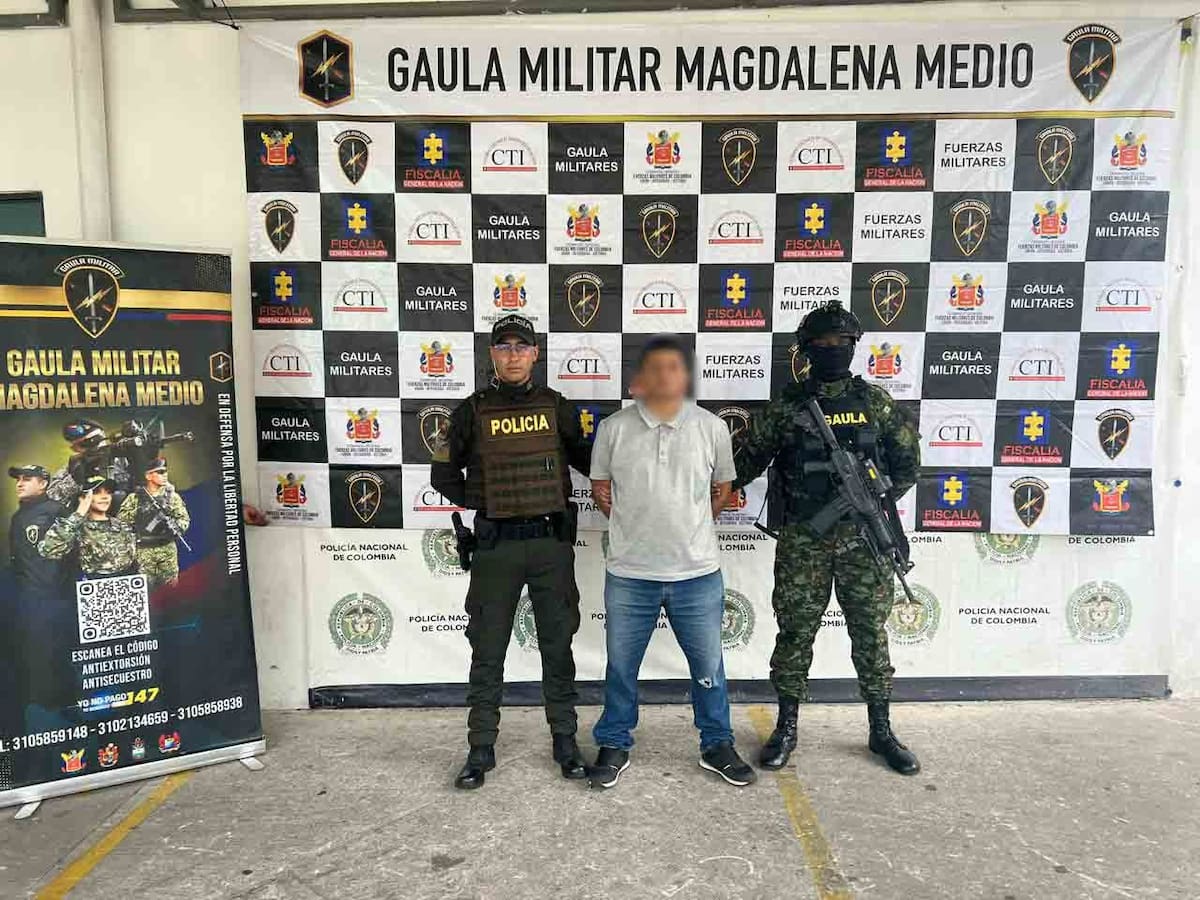 Según las autoridades alias “Marcos” o “Carlos” se desempeñaba, presuntamente, alimentando la economía ilícita a través de la explotación ilegal de yacimientos mineros y de extorsiones a los diferentes gremios del sector.
Suministrada/Vanguardia
