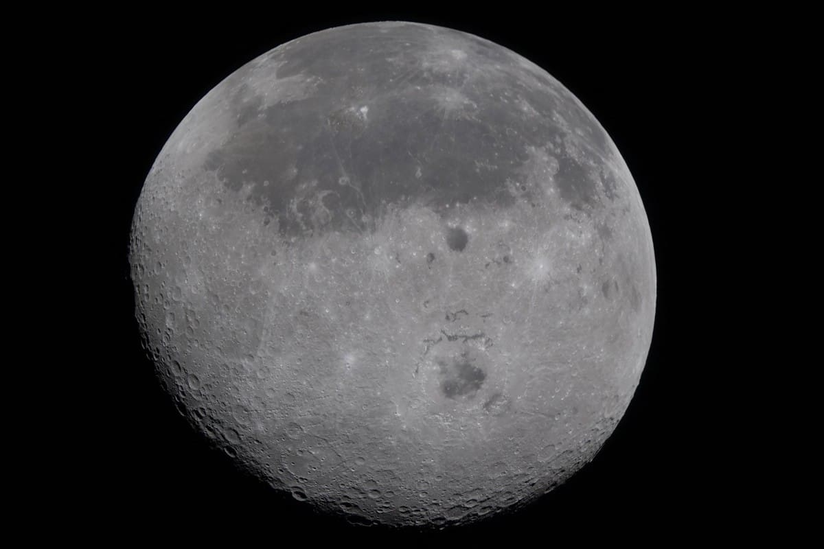 Durante este sobrevuelo de aproximadamente 6 horas, la tripulación está documentando detalles de la Luna que antes solo se conocían por fotos de robots