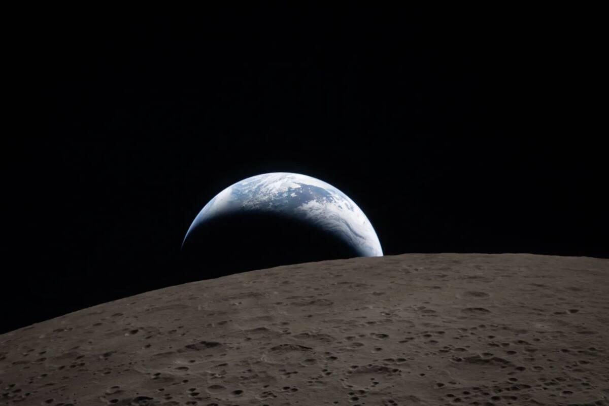 La humanidad, desde el otro lado: primera foto desde la cara oculta de la Luna, capturada desde Orion mientras la Tierra desaparece tras el horizonte lunar. La imagen también revela la vasta cuenca Orientale, un cráter de casi 965 km que conecta la cara visible y oculta de nuestro satélite. Foto de: La NASA