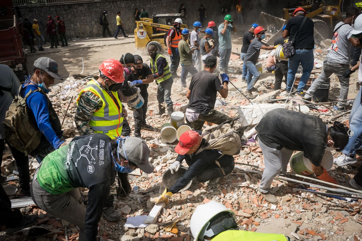 Voluntarios realizan labores de remoción de escombros y rescate este jueves, en el municipio Libertador en Caracas (Venezuela). El número de fallecidos en Venezuela a causa de los dos terremotos del miércoles se elevó a 188 y el de heridos a 1.520, mientras se calcula que al menos 346 construcciones, como edificios, hospitales y centros comerciales, resultados afectadas, informó este jueves el presidente de la Asamblea Nacional (AN, Parlamento), el chavista Jorge Rodríguez. EFE/ Boris Vergara