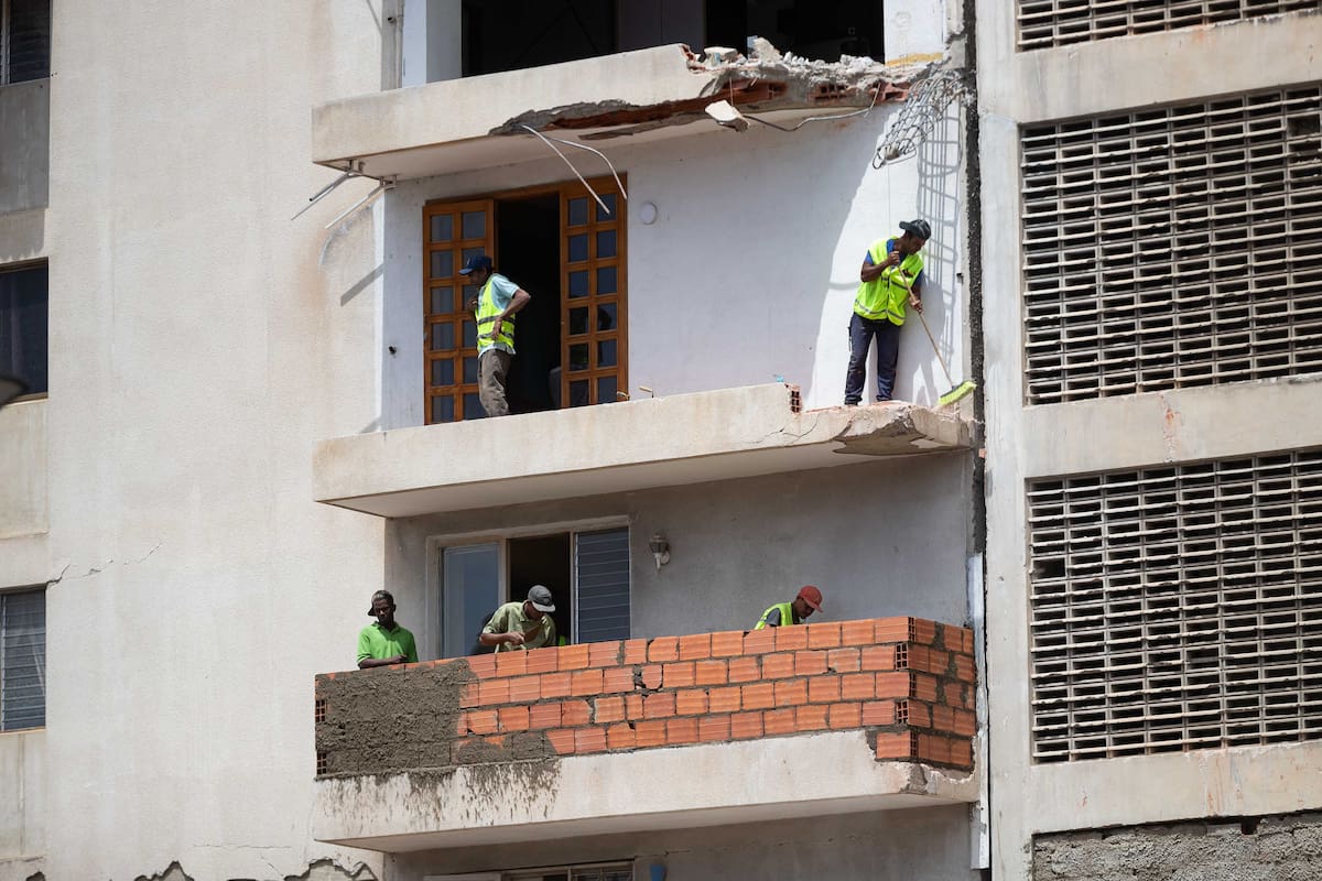 AME2492. CARACAS (VENEZUELA), 24/07/2026.- Personas trabajan en un edificio afectado por el doble terremoto ocurrido hace un mes, este viernes en Caracas (Venezuela). Los caraqueños han ido retomando sus rutinas paulatinamente entre el miedo, la tristeza y la nostalgia, al cumplirse un mes del doble terremoto de magnitud 7,2 y 7,5 que afectó la zona norte de Venezuela y que ha dejado un saldo de casi 5.400 fallecidos. EFE/ Ronald Peña R