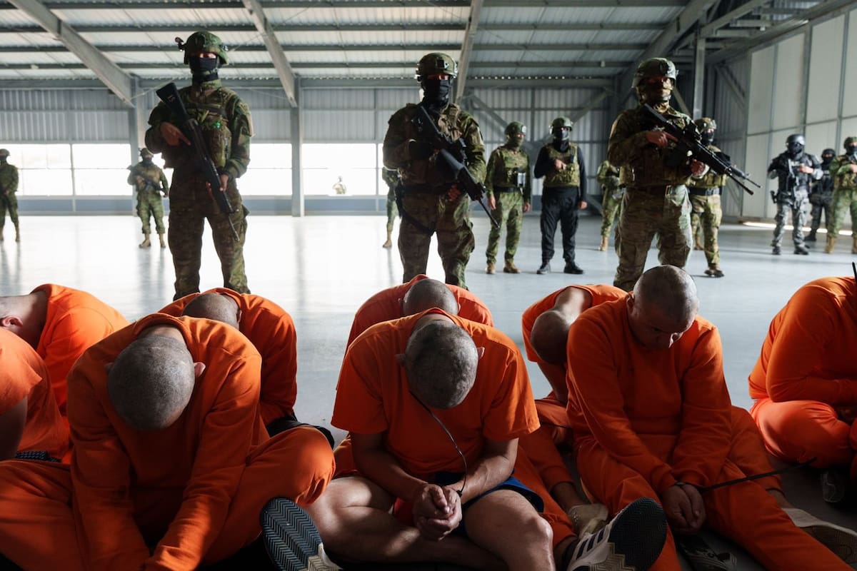 Fotografía tomada de la cuenta en X del presidente de Ecuador, Daniel Noboa, del exvicepresidente de Ecuador Jorge Glas Espinel (i) a su llegada este lunes, a la cárcel del Encuentro, en Santa Elena junto a 300 presos más de alta peligrosidad. (Ecuador). EFE/ @DanielNoboaok