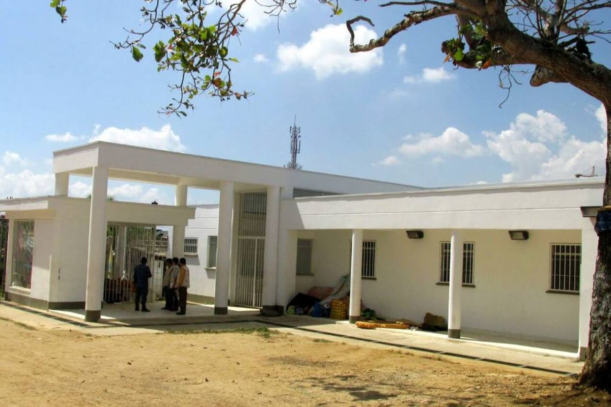 Dado que esta edificación completa más de un año de abandano, ya se empieza a registrar cierto deterioro en su estructura. (Foto: Suministrada /VANGUARDIA LIBERAL)