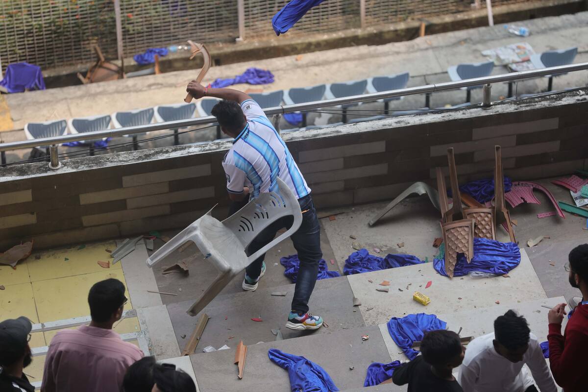 KOLKATA (India), 13/12/2025.- Fans throw bottles and chairs, vandalising hoardings at Salt Lake Stadium in Kolkata, West Bengal, India, 13 December 2025. Following Messis brief five-minute appearance, unrest broke out among fans who had paid a significant amount but were unable to see the Argentine football legend. EFE/EPA/PIYAL ADHIKARY