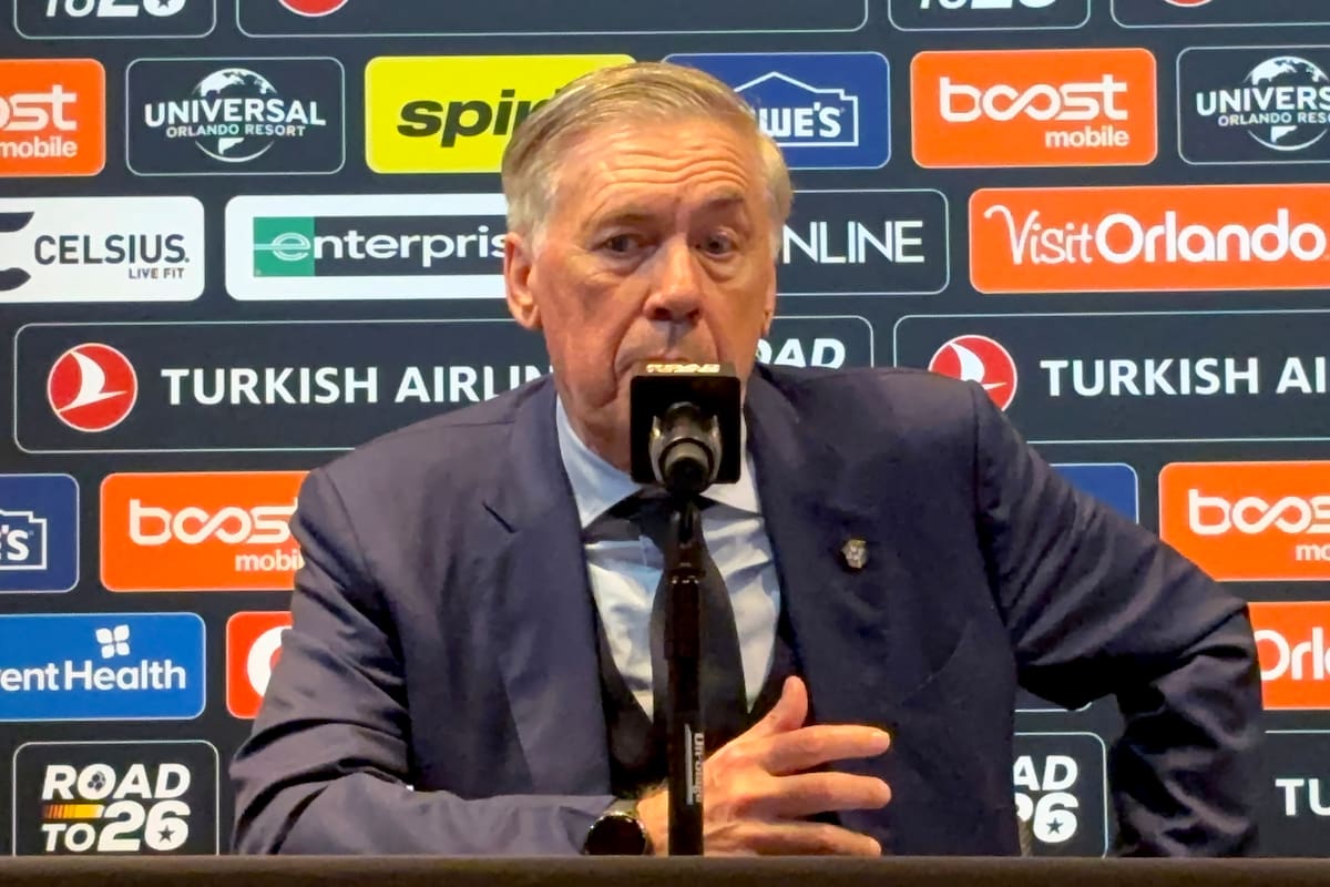AME7981. FOXBOROUGH (ESTADOS UNIDOS), 26/03/2026.- El seleccionador de Brasil, el italiano Carlo Ancelotti, habla durante una rueda de prensa este jueves, en Foxborough (EE.UU.). Ancelotti comentó que a Raphinha "le molestó un poco el músculo al final del primer tiempo", por lo que tuvieron que cambiarlo en el encuentro amistoso que Brasil perdió 1-2 ante Francia en el Gillette Stadium de Massachusetts (Estados Unidos) durante la última ventana FIFA antes del Mundial. EFE/ Jan Téllez Asensio MÁXIMA CALIDAD DISPONIBLE
