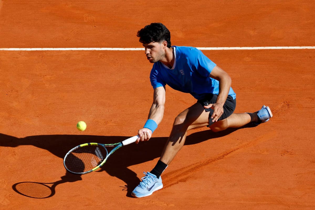 El español Carlos Alcaraz, en acción durante su partido frente al argentino Tomas Martin Etcheverry en el torneo ATP Masters de Monte Carlo en Roquebrune Cap Martin, Francia. EFE/SEBASTIEN NOGIER