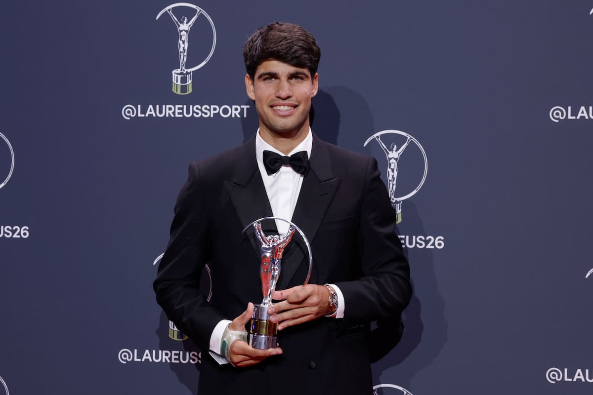 El tenista español Carlos Alcaraz posa con el galardón a Deportista del Año durante la gala de los premios Laureus World Sport 2026, los galardones más prestigiosos del deporte internacional, este lunes en el Palacio de Cibeles, en Madrid. EFE/Juanjo Martín
