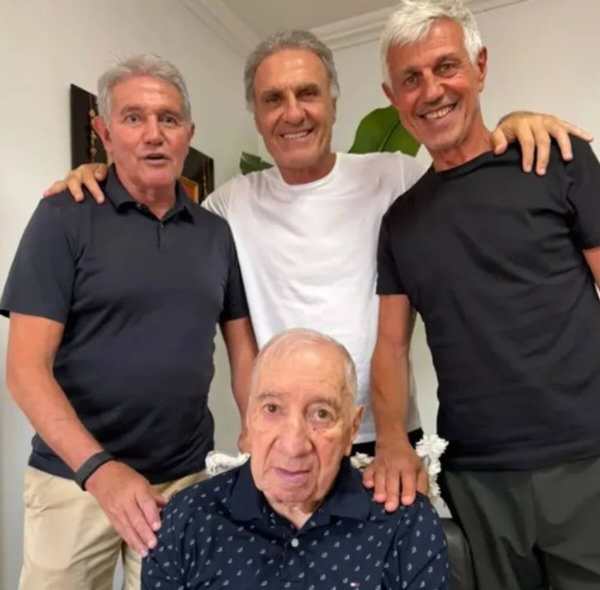 Emotivo cumpleaños 88 de Bilardo junto a figuras del Mundial de México 86. /FOTO: Instagram
