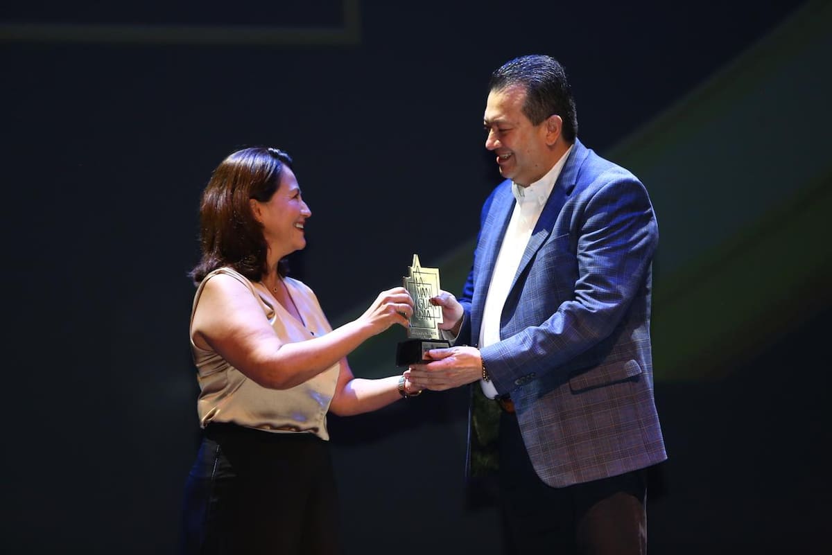 Carlos Eduardo Quiroga Álvarez, gerente general de Centroabastos, recibió el reconocimiento | Jaime Moreno / VANGUARDIA
