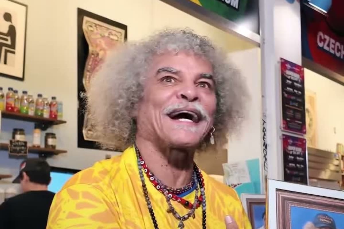 Carlos ‘El Pibe’ Valderrama cumple 65 años y celebra una vida marcada por el fútbol y el orgullo de ser samario. /FOTO: Captura de pantalla