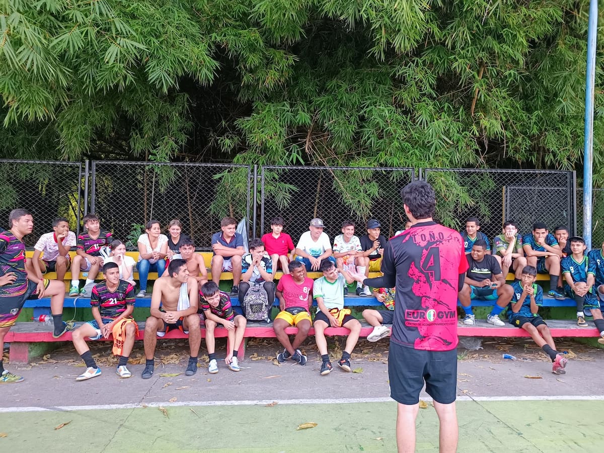 Desde los barrios de Floridablanca, Carlos Antonio Franco ha convertido el liderazgo en una herramienta para servir a su comunidad. A través de brigadas, actividades juveniles y formación, busca que más personas se sumen a la transformación de su territorio.