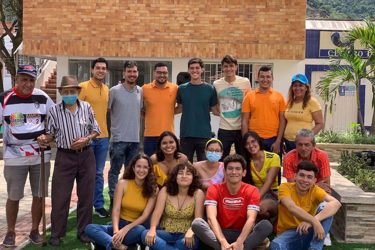 Con brigadas comunitarias y actividades juveniles, el abogado Carlos Franco ha impactado a cientos de personas en más de 10 barrios de Floridablanca.