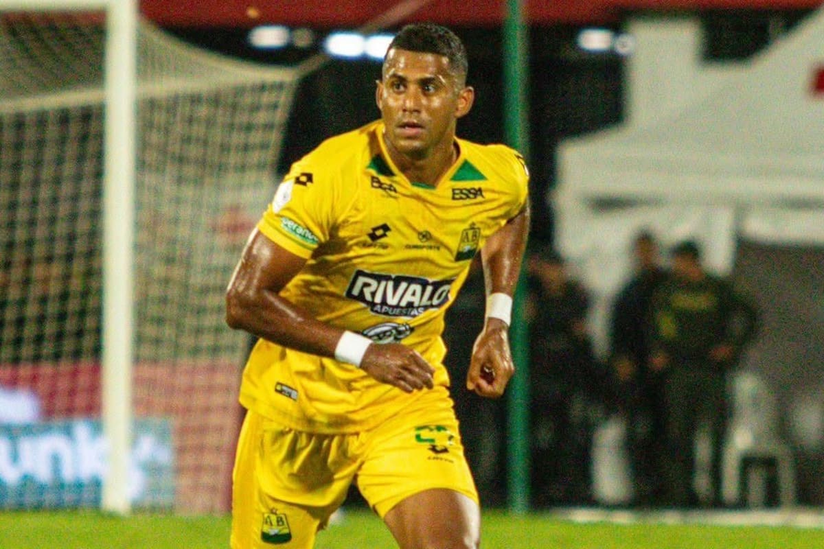 El defensor central, Carlos Henao, fue titular en la derrota ante América de Cali por 0-4 en el estadio Américo Montanini. Foto: Facebook Atlético Bucaramanga.