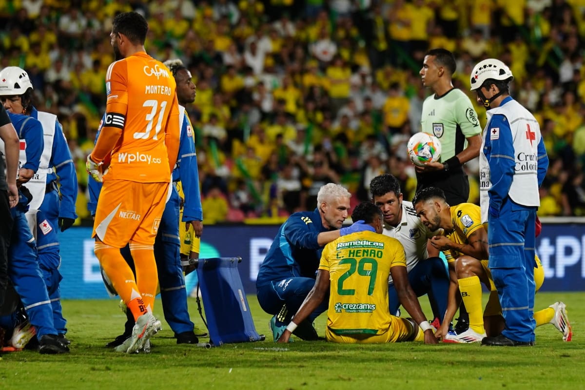 Carlos Henao también se vio afectado por el choque con Luciano Pons, en el partido entre Atlético Bucaramanga y Millonarios. Foto: Jaime Moreno.