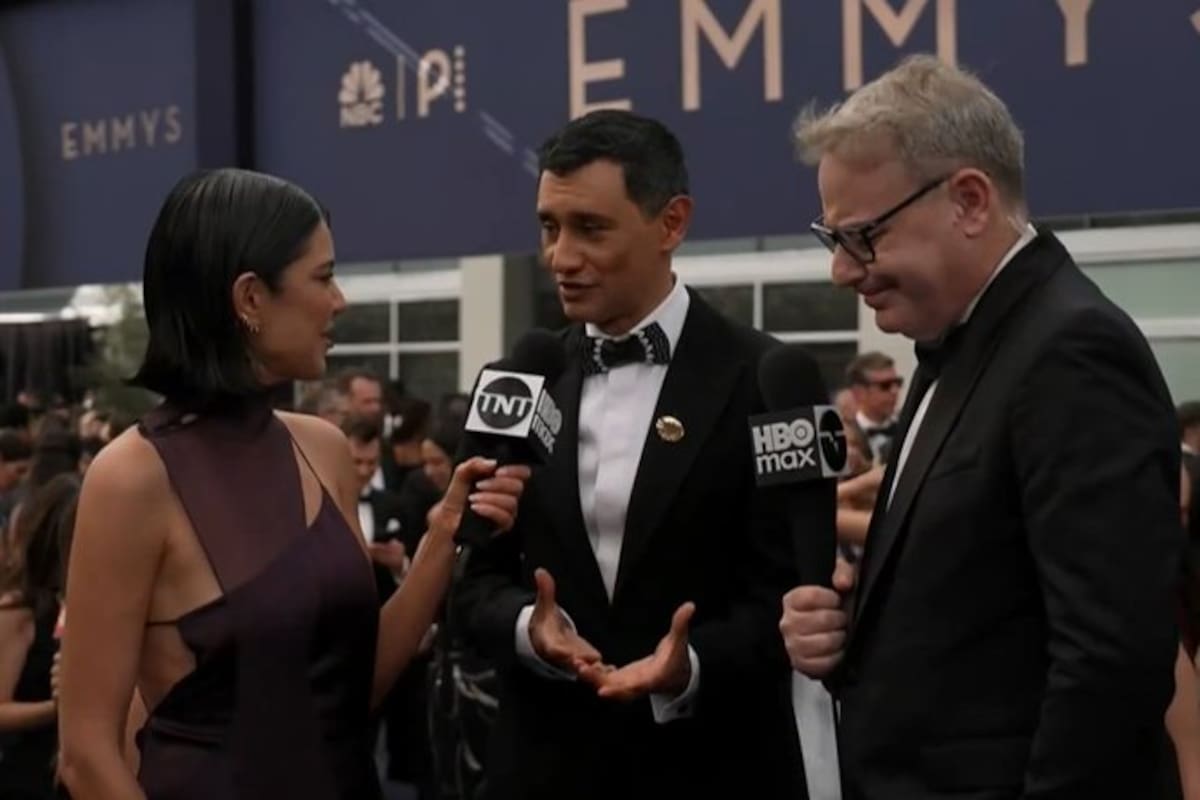 Carlos-Manuel Vesga llegó a los Emmy acompañado por su esposa, la actriz Jimena Durán, para participar en la ceremonia celebrada en Los Ángeles.