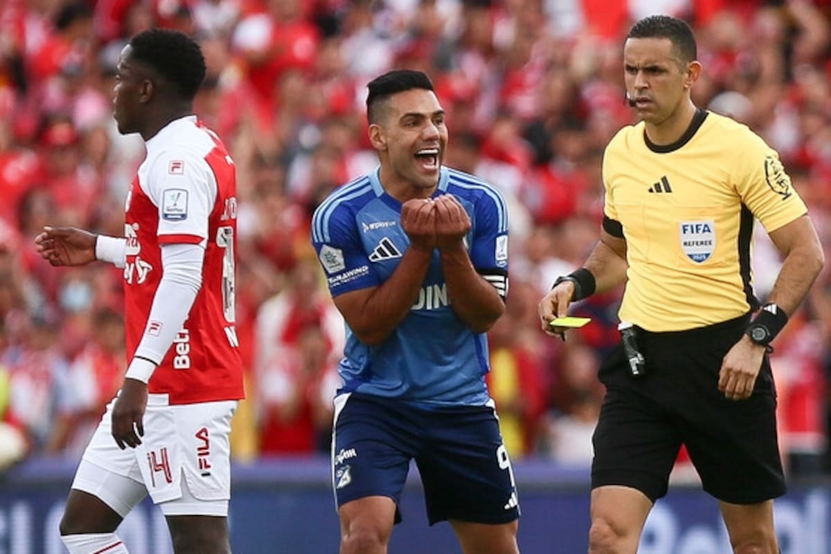 El árbitro Carlos Ortega está en el centro de la polémica por sus decisiones en el clásico entre Santa Fe y Millonarios. Foto: Colprensa.