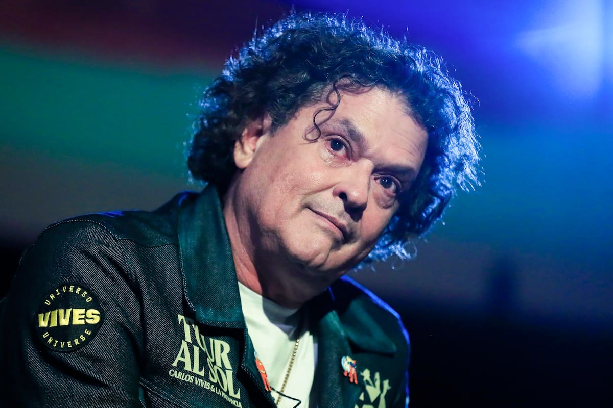 El cantante colombiano Carlos Vives reacciona en una rueda de prensa este martes, en Bogotá (Colombia). Carlos Vives anunció que, después de ocho años sin girar por el país, vuelve a los escenarios de Colombia con su 'Tour al sol', que tendrá parada en seis ciudades a partir de septiembre de este año. EFE/ Carlos Ortega